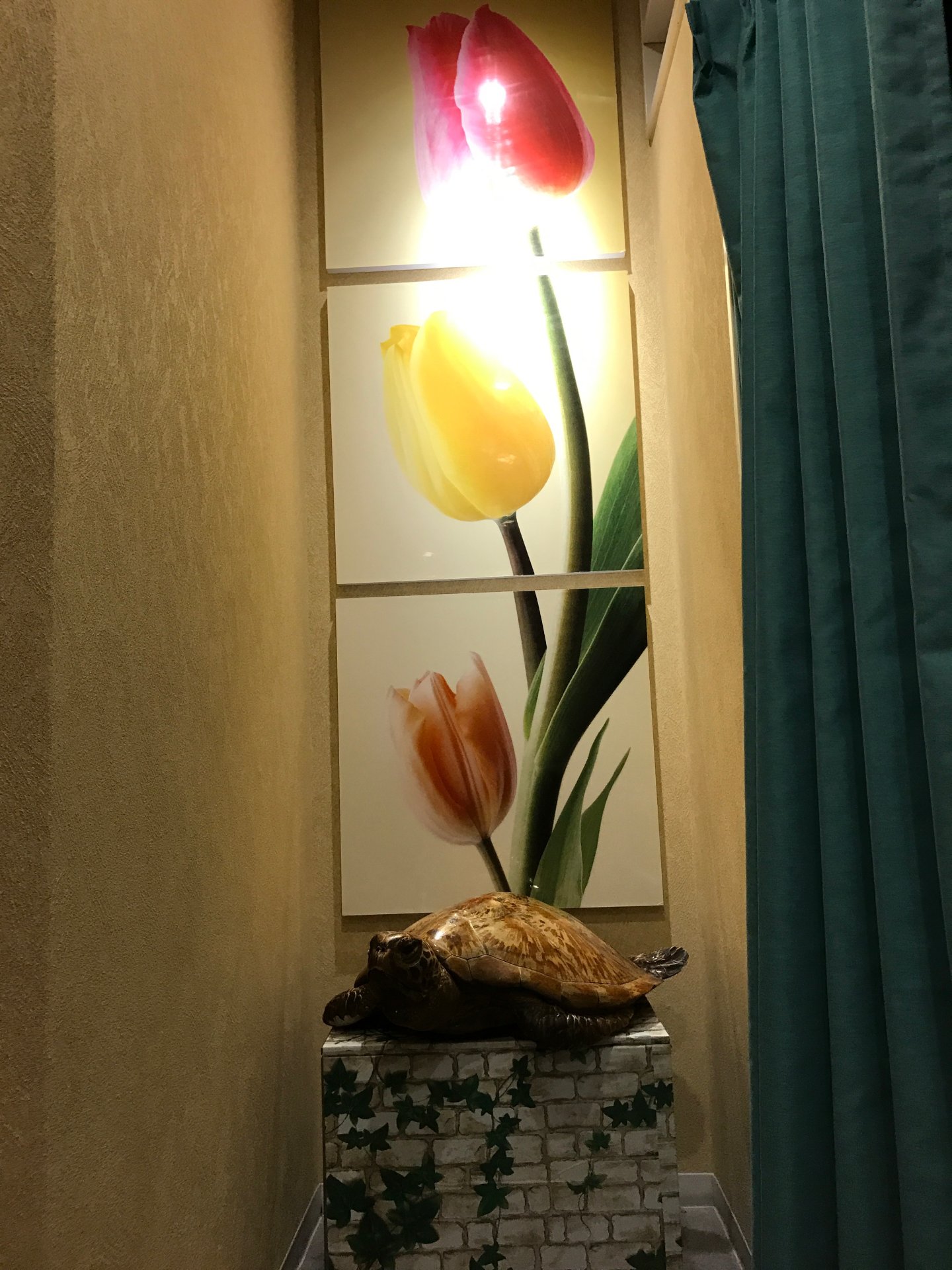 に整えられた施術ベッドと手元用のタオル