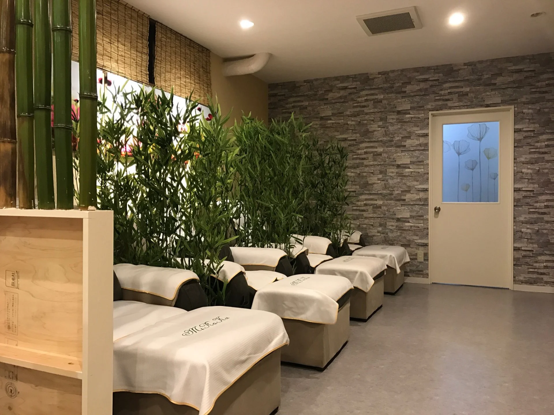 竹と観葉植物に囲まれた落ち着いた待合スペース