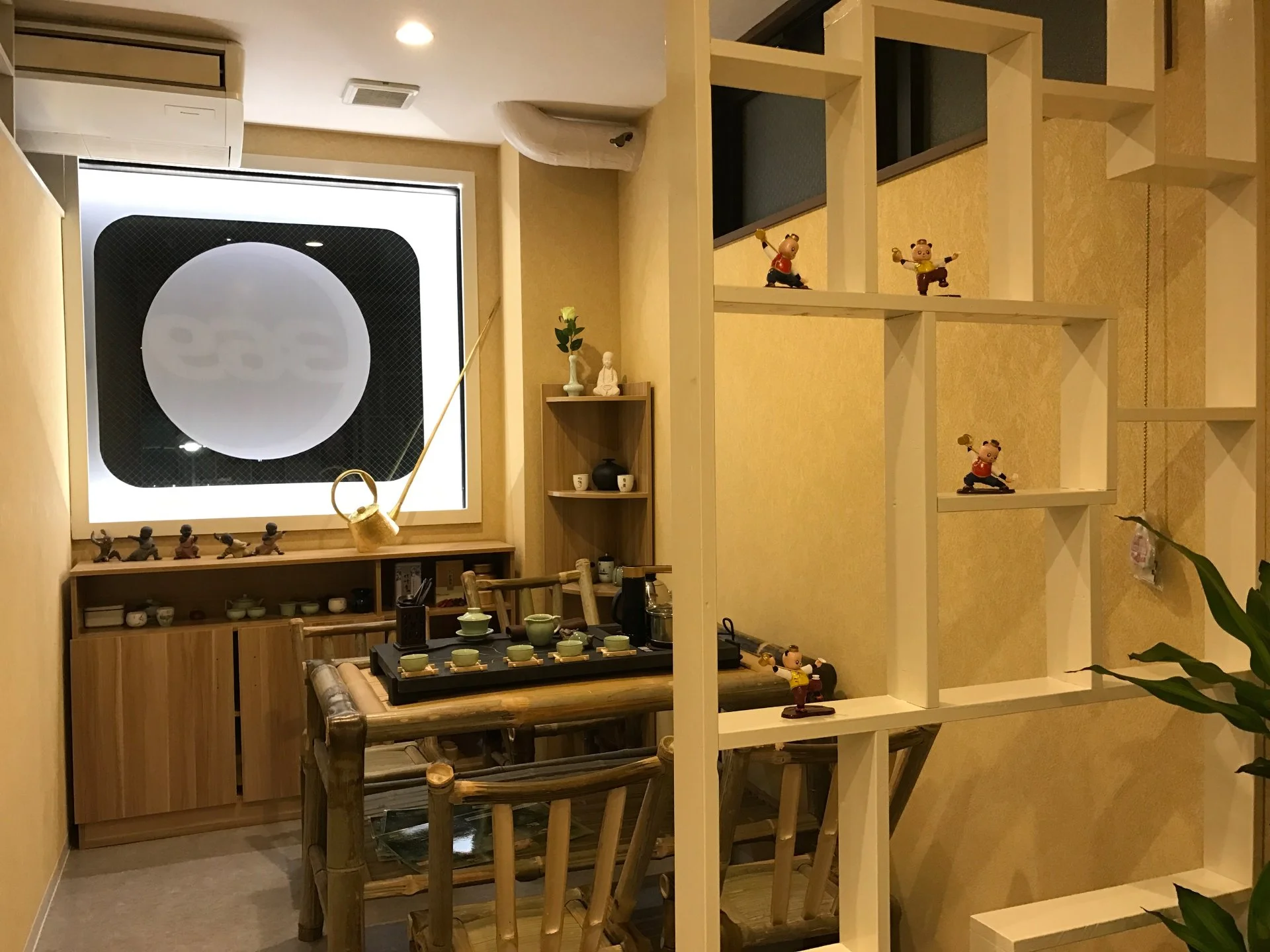 くつろぎの空間に整えられた店内の待合スペース